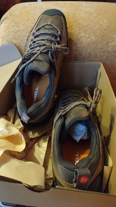Vând ghete Merrell Noi marimea 42. Se potrivesc pt cine poarta 41.