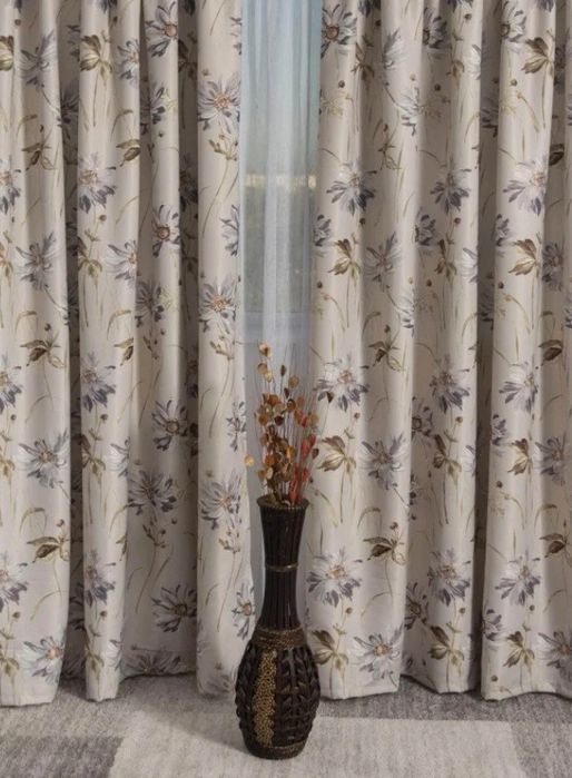 Vând draperie model floral din mătase