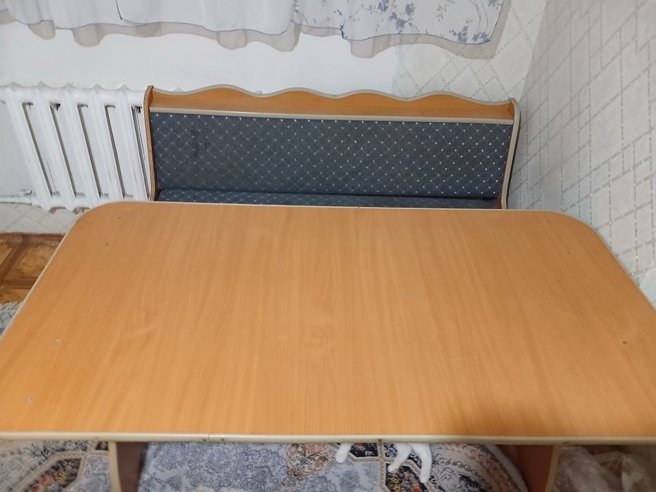 Продам кухоный уголок со столом