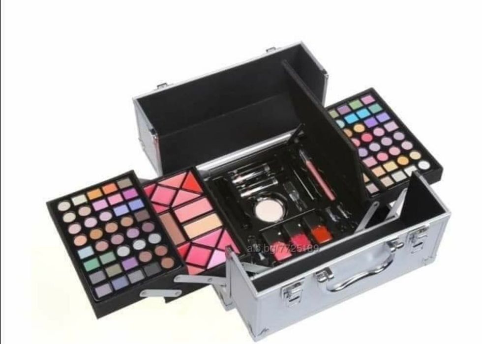 Куфар с гримове.