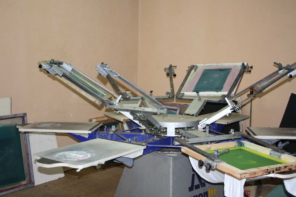 карусел за печат на тениски и текстил