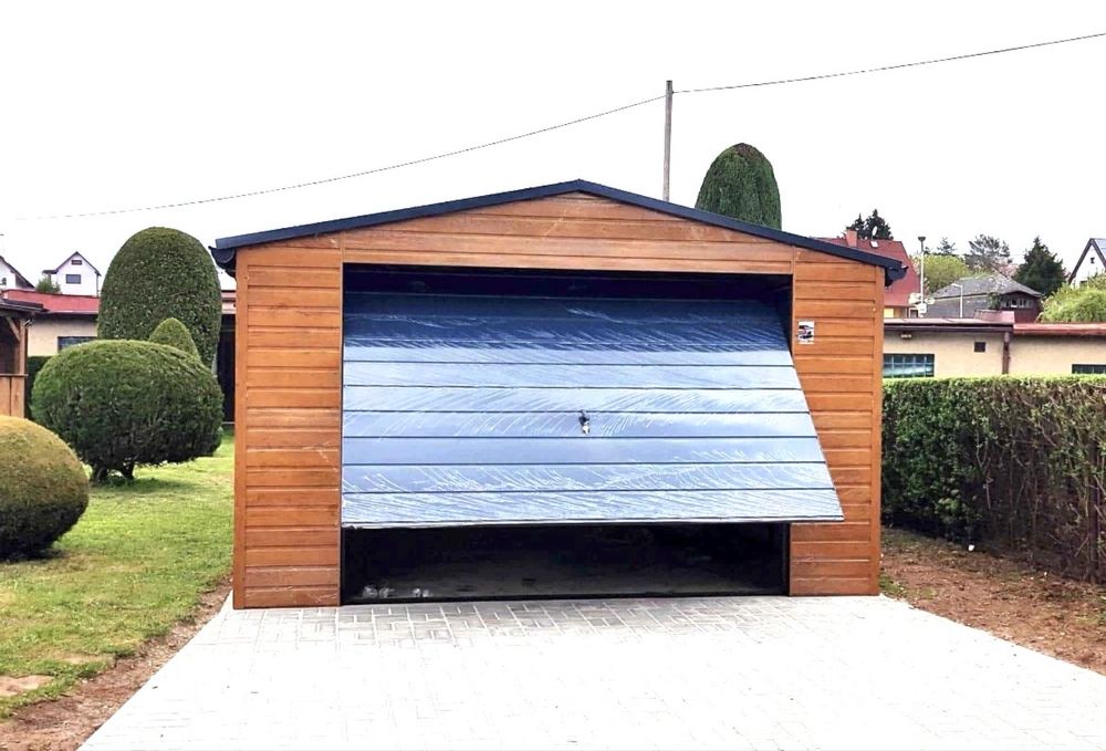 Vand garaje pe structură metalică învelit cu panouri sendviș