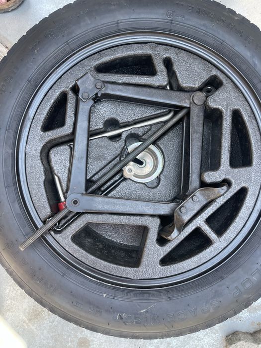 Kit roata de rezerva si cric BMW