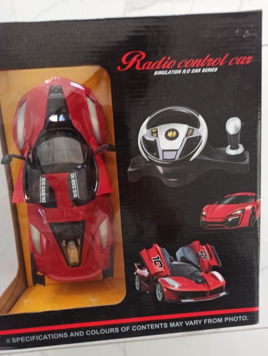 Състезателна кола на батерии и зарядно с волан и скоростен лост