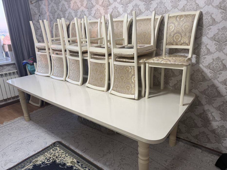 Стол и стуля в хорошем состояние