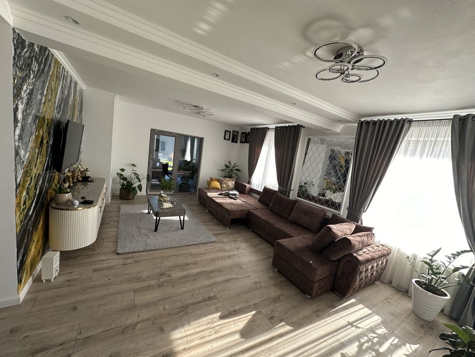 Vând casa 240mp  teren 2200mp plus 2 garaje beci magazie…Falticeni.