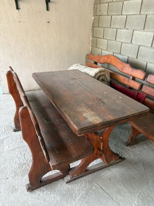 Стол и два стулья