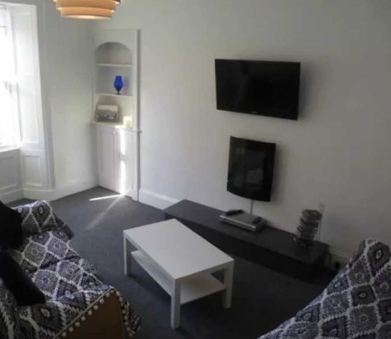 Дава се под наем Двустаен апартамент в Пловдив, Център - 46 кв.м за 204 € - Снимка #2