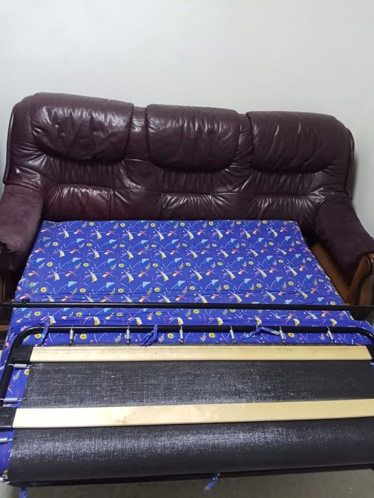 Срочно продам два дивана и кресло