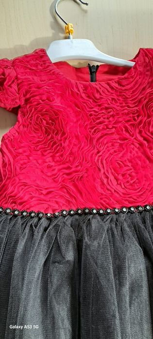 Rochita rosie fete