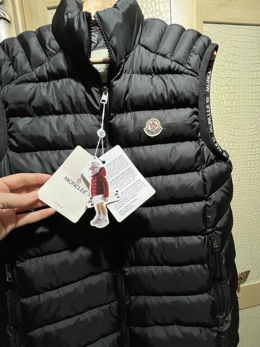 Vestuta foarte cute  Monclear