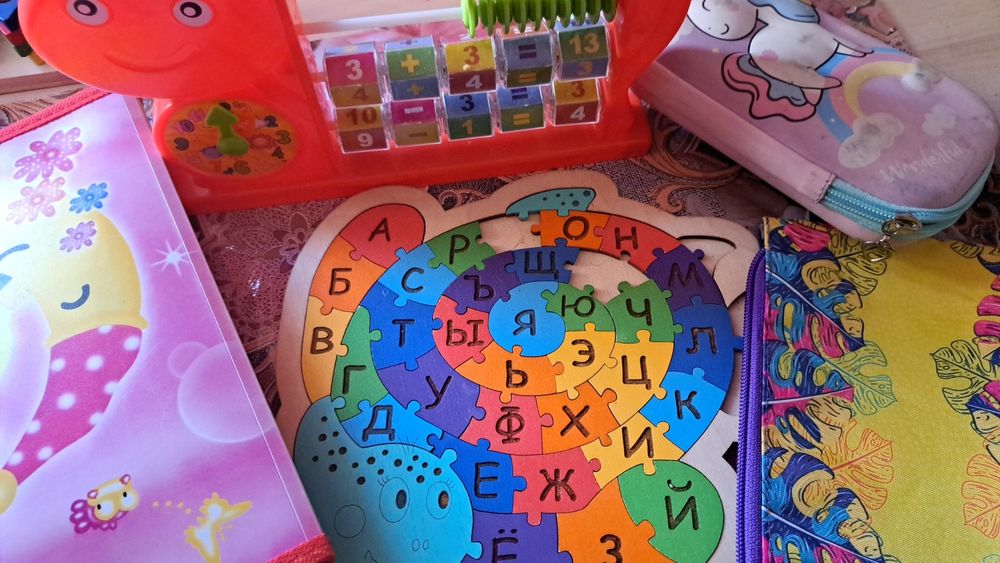 развивающие игры и пеналы и прочее.