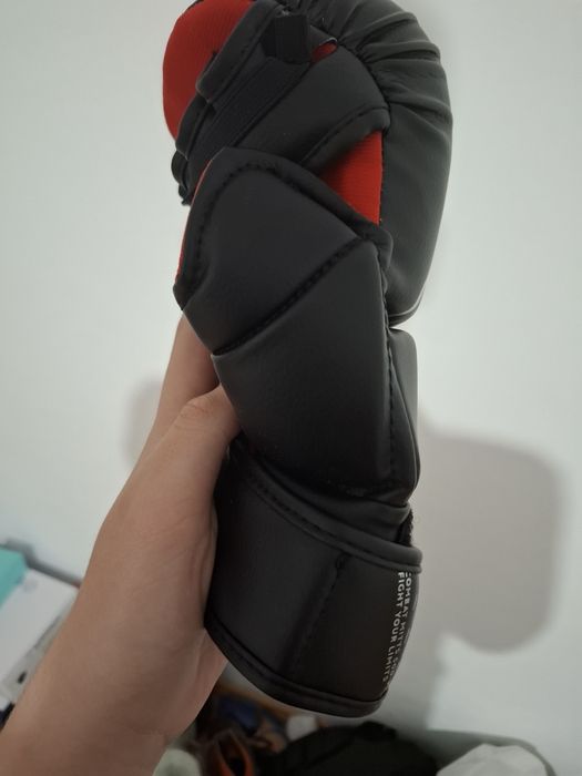 Manusi de box pentru sac