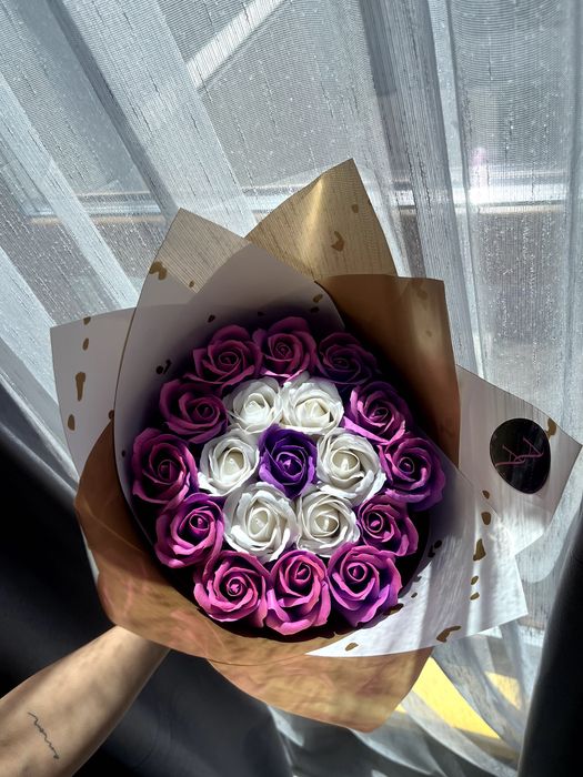 Buchet 101 trandafiri săpun/personalizat cu initiala/imperiali glitter