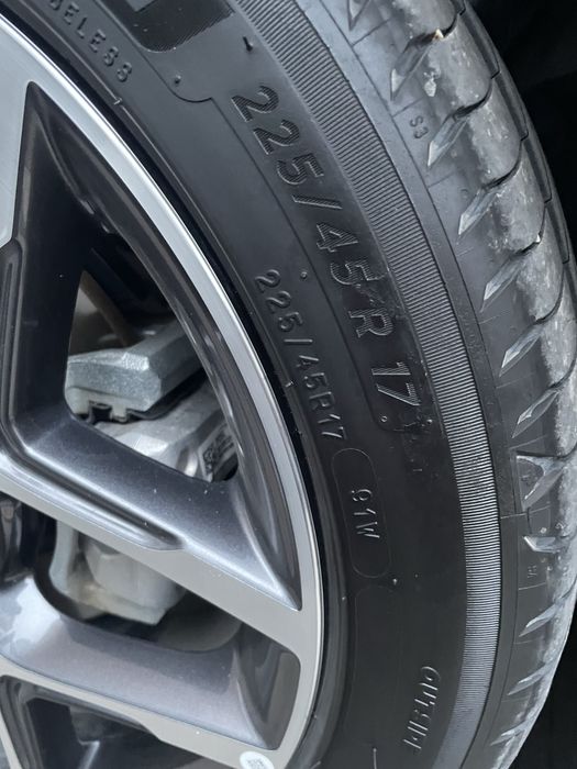 Машинаға дөңгелек (шина) сатылады.