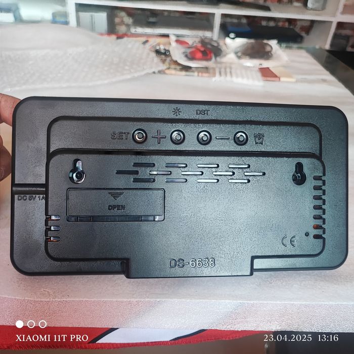 Електронен часовник с термометър