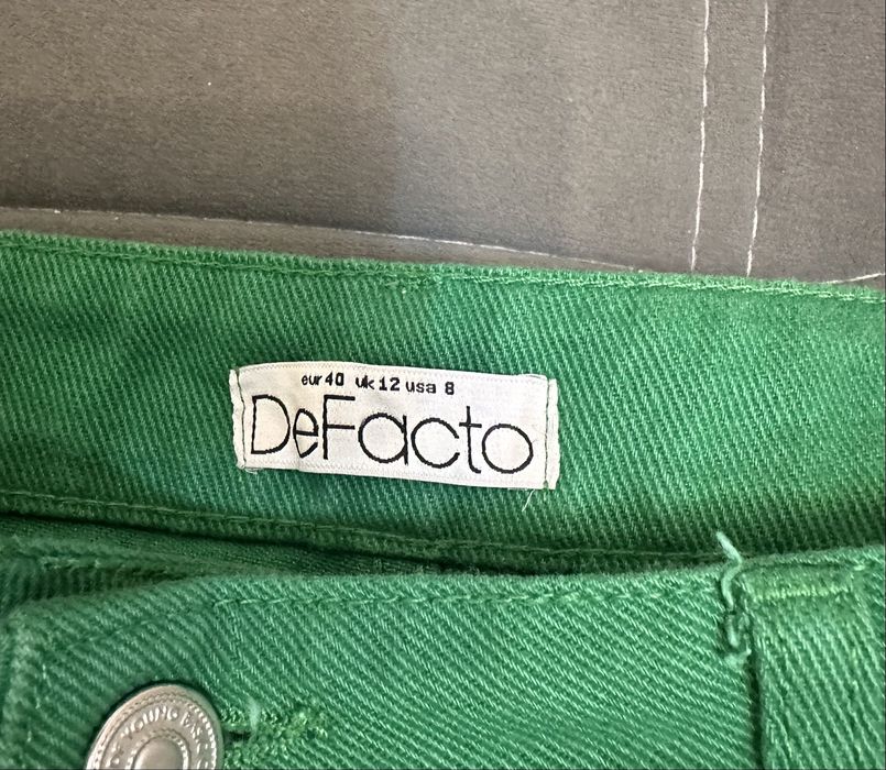 Зелёные джинсы.