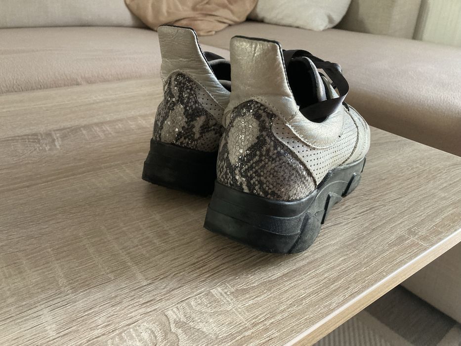 Сребристи сникърси, естествена кожа, размер 36