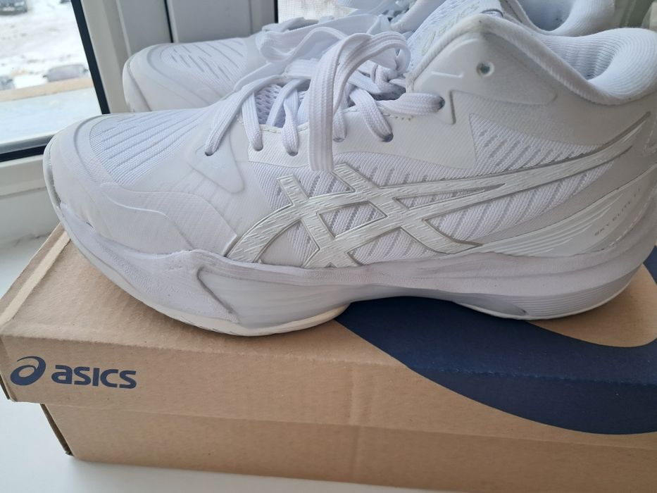 Продам кроссовки волейбольные