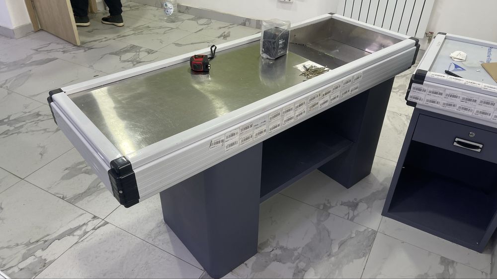 Стол для кассы.