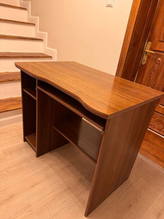 Vând birou din lemn in stare impecabila