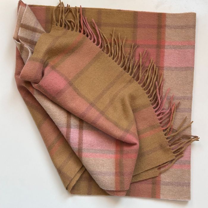 Голям мек вълнен шал в пастелни цветове