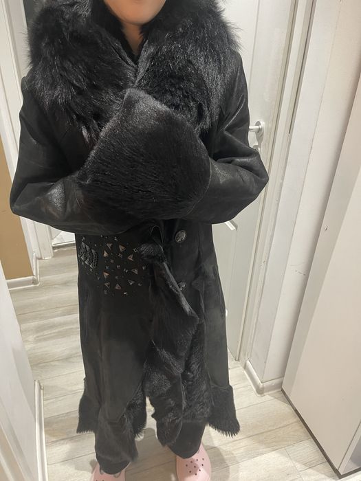 Ексклузивно дълго палто от естествена кожа с косъм и капси