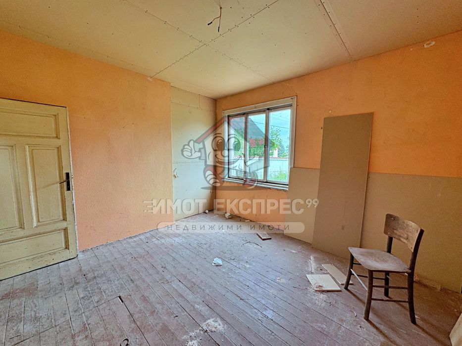 Самостоятелна къща 176кв.м, парцел 900кв.м, в центъра на село Червен