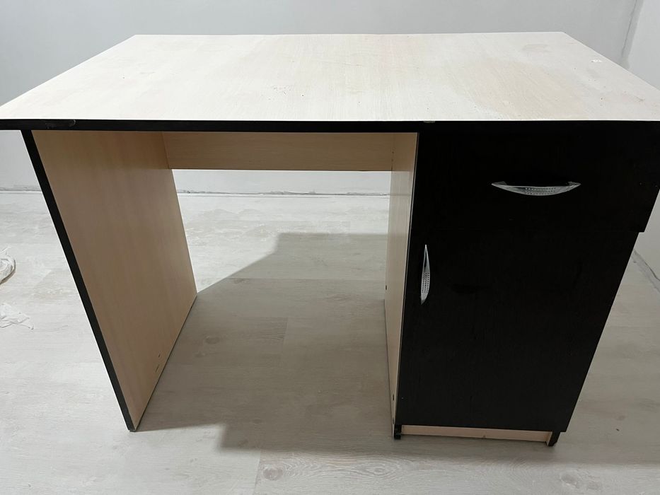 Стол школьный с шкавчиками