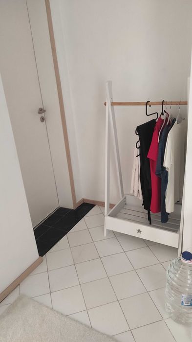 Детска закачалка от MDF и дърво с един рафт