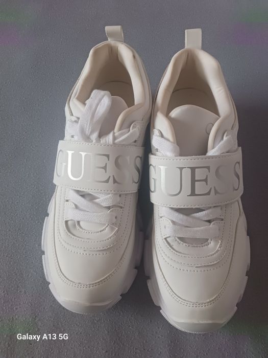 Papuci/Adidași Guess