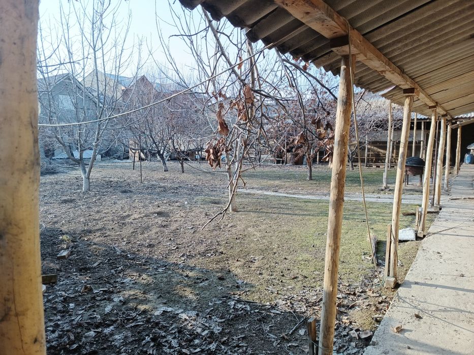 Yer sotiladi zangi ota Tokzor2 mahalada biitonkadan 200 metr kirladi