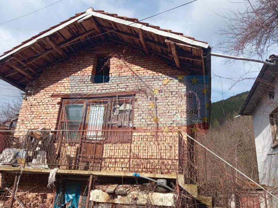 2 къщи с двор 457 м2 в с. Лопян