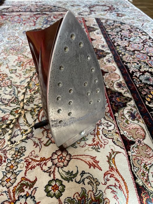 Утюг советский все работает.