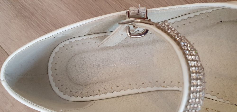 Затворени обувки за момиче. Различни размери и модели