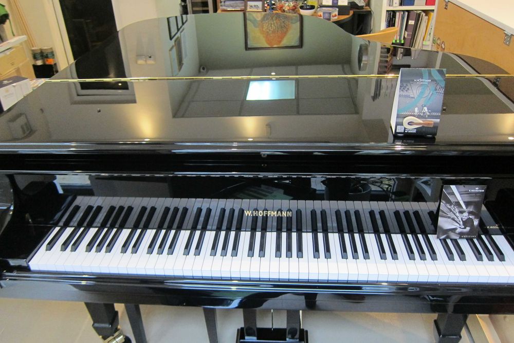 НОВ европейски роял W.HOFFMANN продава пиано магазин Мелодия
