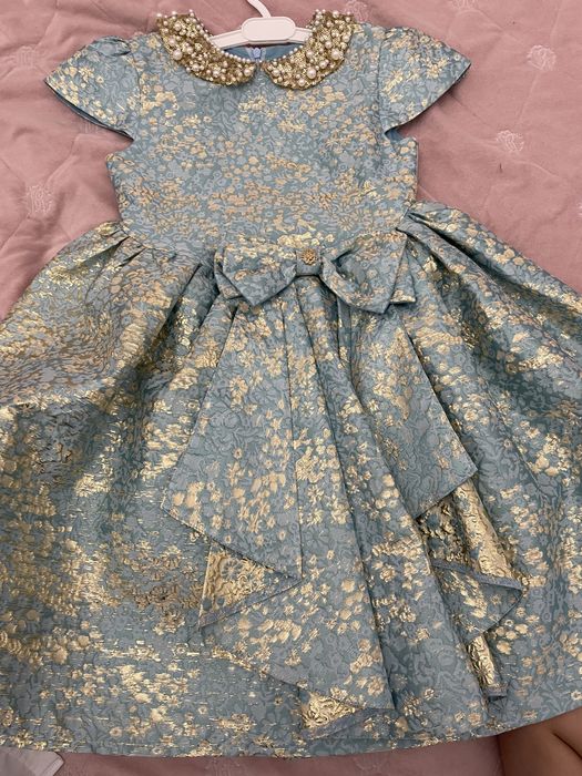 Продам нарядное платье для девочки