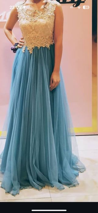 Вечернее платье голубого цвета