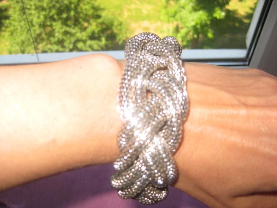 Плетена дизайнерска гривна