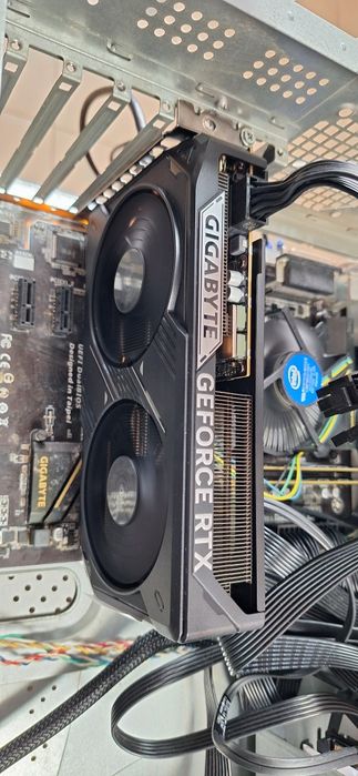 Продавам видеокарта Gigabyte Windforce RTX5060 8 GB GDDR7