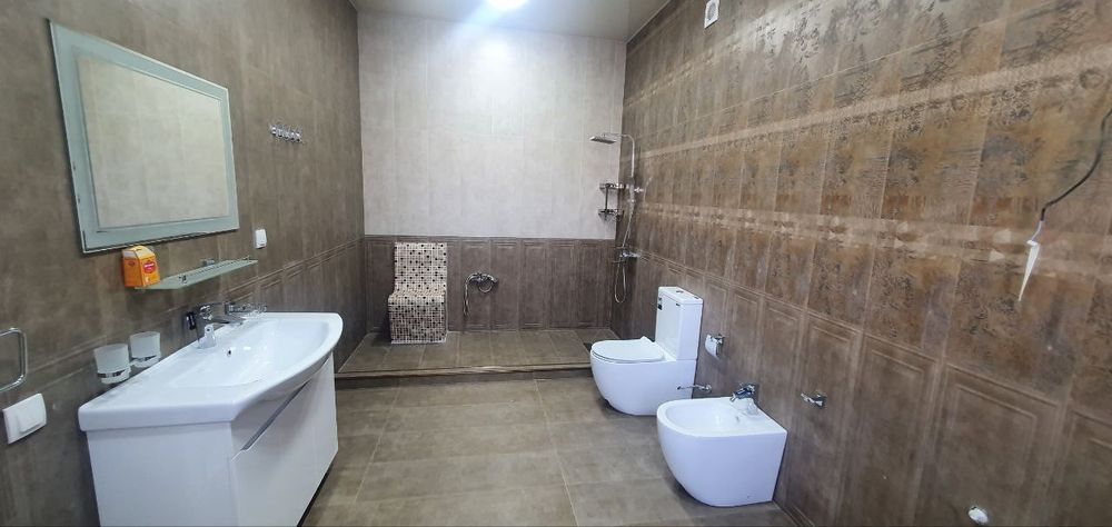 Shayxontoxur tuman Tinchlik mahallasida uchaska  sotiladi  2,3 sotix