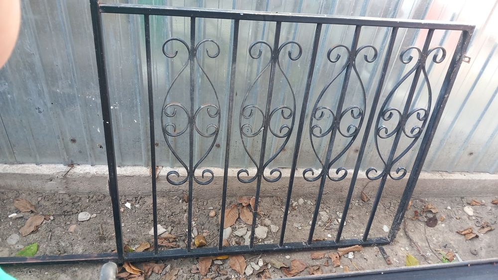 Fier forjat, 2 usi si un grilaj pentru geam