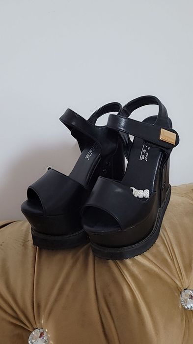 Sandalesi pantofi eleganți