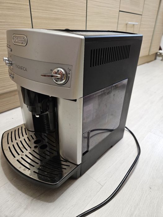 Vând aparat de cafea DeLonghi MAGNIFICA