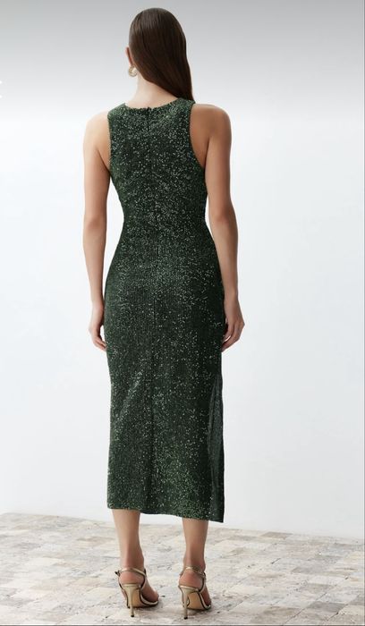 Паетена рокля със цепка