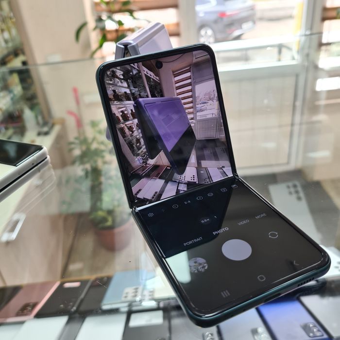 Samsung Z Flip4 xotirasi 8/256GB