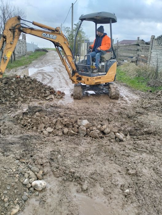 Închiriez mini excavator