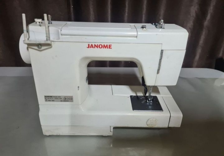 Продам швейную машину Janome