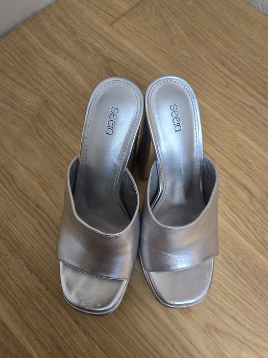 Сребърни обувки и чанта