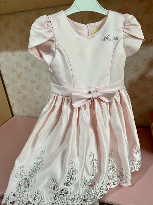 Продам нарядные платья